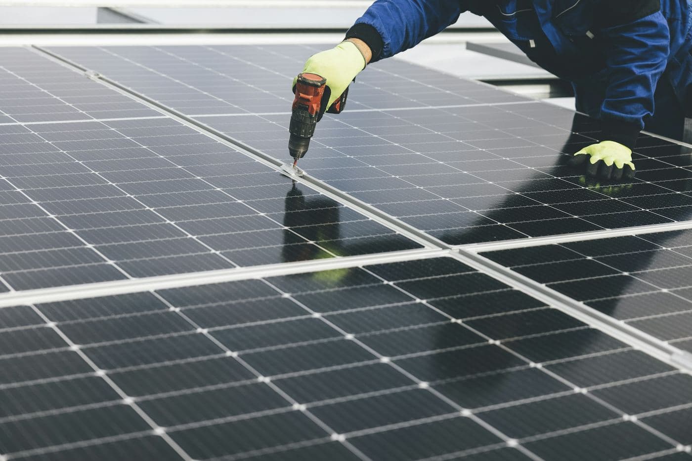 Arbeiten an einem Solarmodul